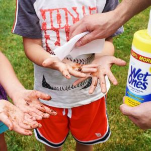 The stock solution used in wet wipes cannot be said to be all liquid medicine.